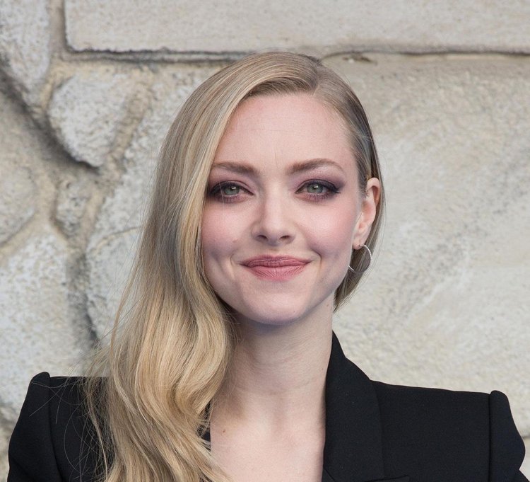 Champagneblond med et køligt undertone langt hår Amanda Seyfried