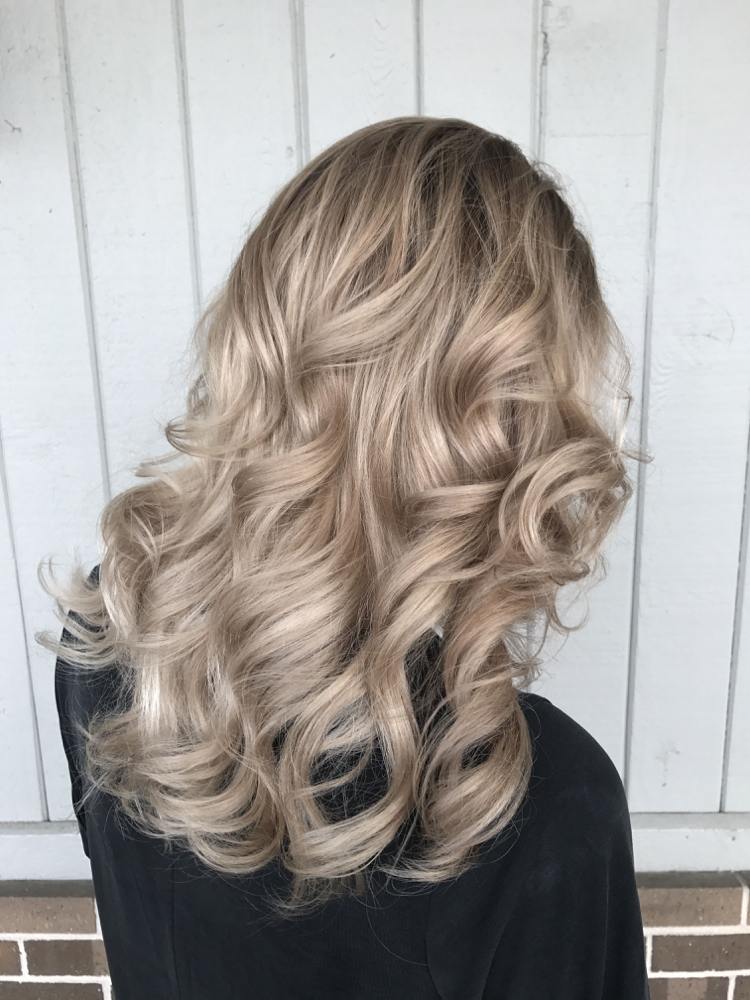 Champagne blond cool blond nuance som en trend i 2019