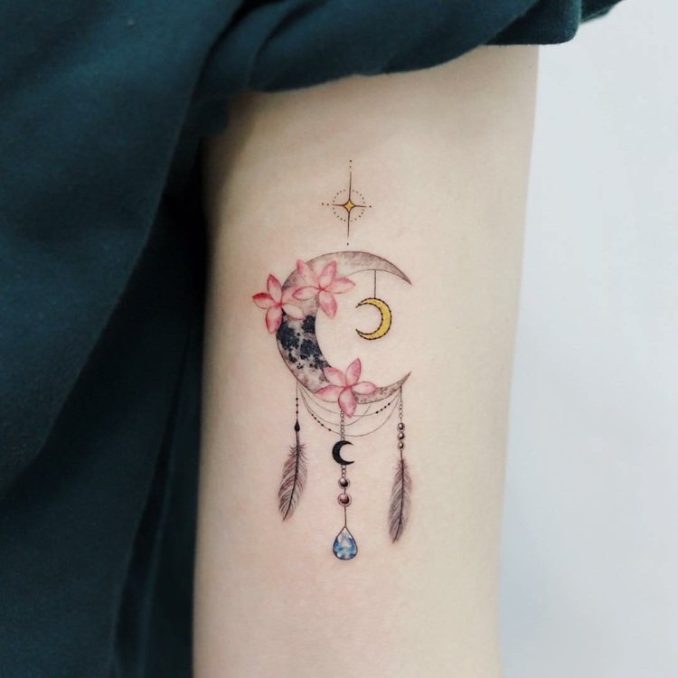 Moon mandala tatovering overarm kvinde små tatoveringsmotiv ideer