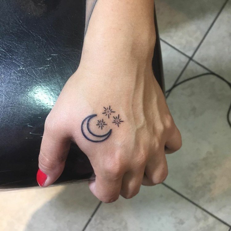 Halvmåne tatovering finger tatoveringsmotiv til kvinder lille
