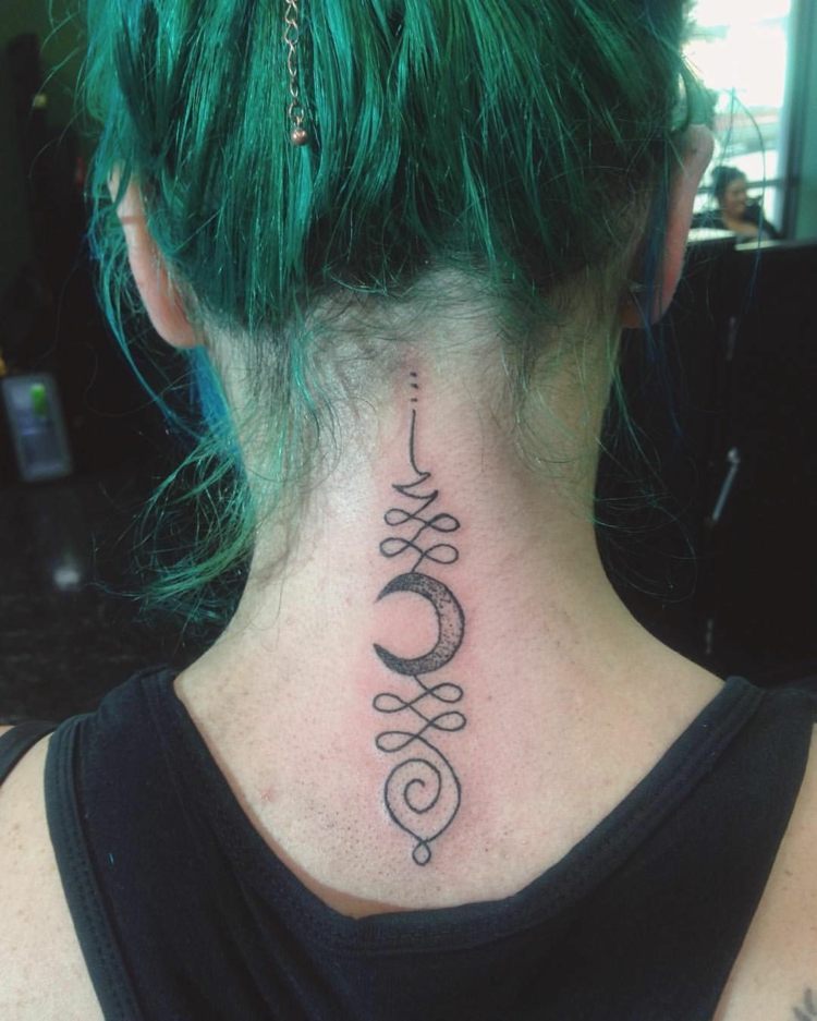Tilbage tatovering til kvinder halvmåne tatovering på halsen