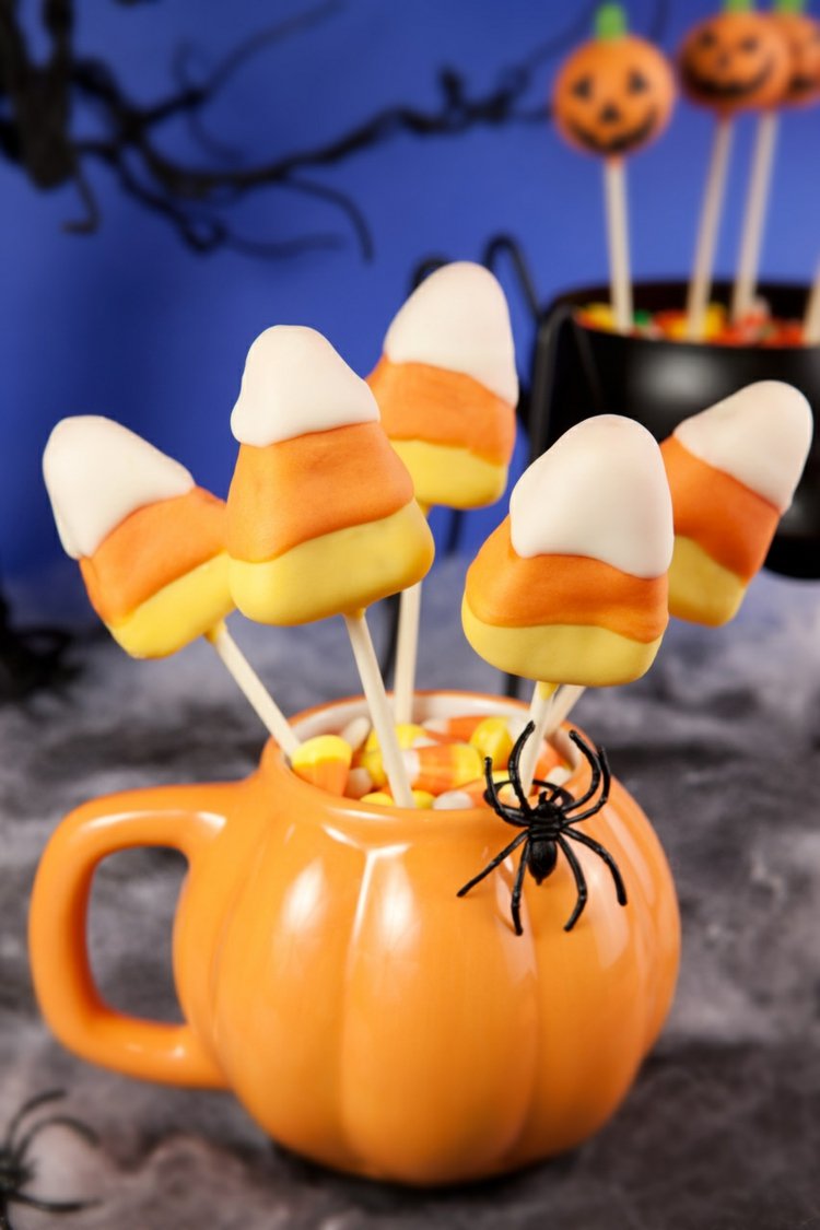 halloween-kage-pops-slik-glasur-hvid-orange-gul-dekoration