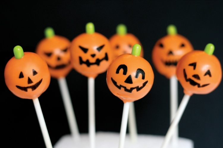 halloween-kage-popper-inspiration-kurbis-ansigter-dekoration-dessert