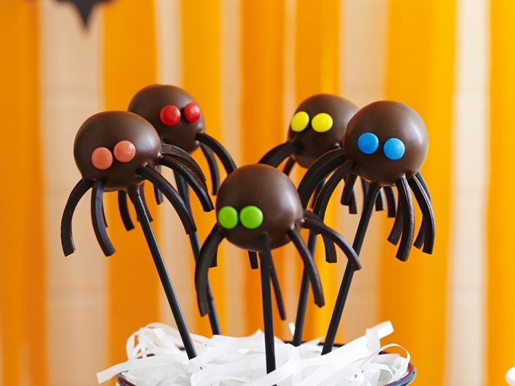 halloween-kage-popper-øjne-farverige-edderkop-mini-smarties-lakrids