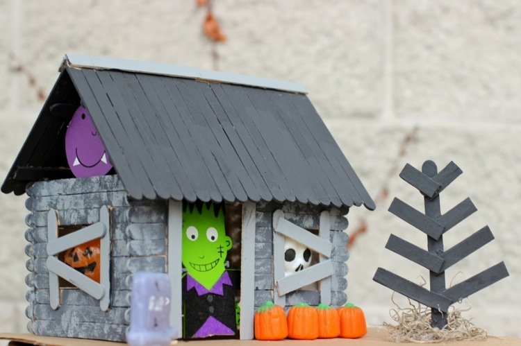 Lav Halloween -dekorationer med børn - lav selv et hjemsøgt hus af ispindepinde