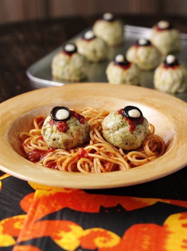 halloween madopskrifter fest spaghetti frikadeller øjeæble