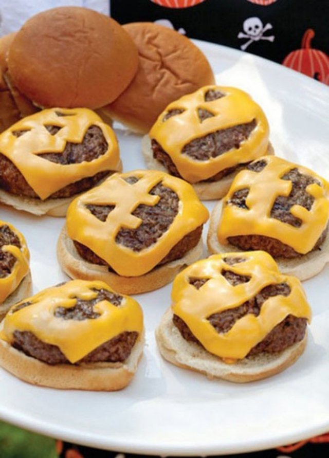 halloween-mad-børnefest-ideer-cheesburgers-ost-ansigt