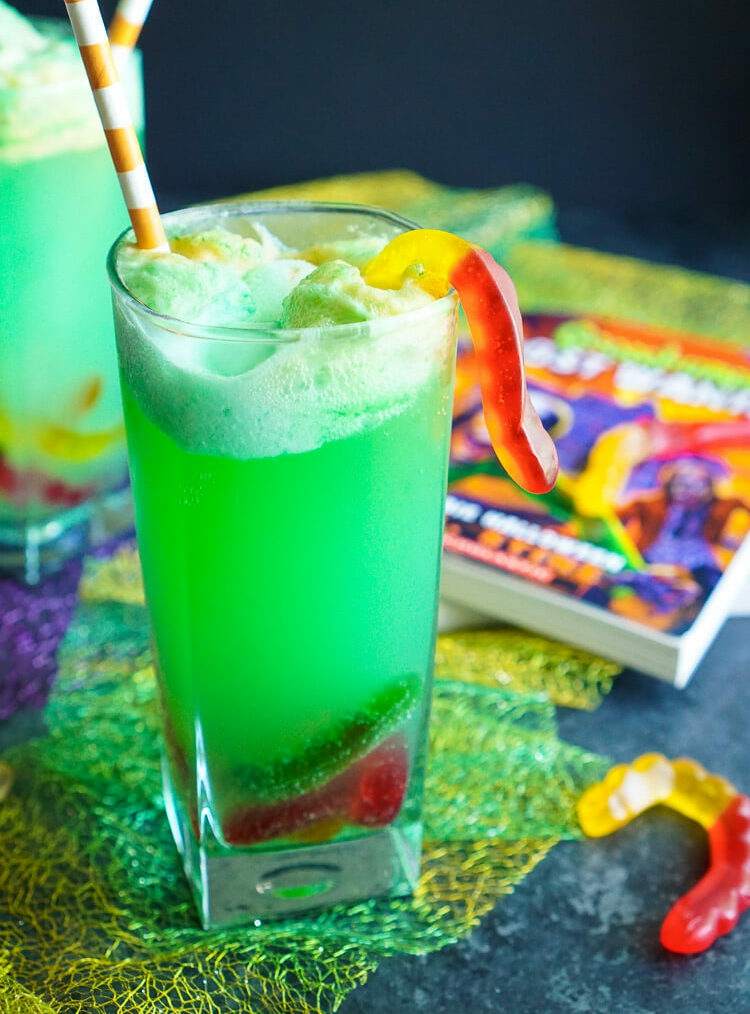 halloween-drikkevarer-børn-grøn-mad-farvelægning-limonade-gummi-orme-dekoration