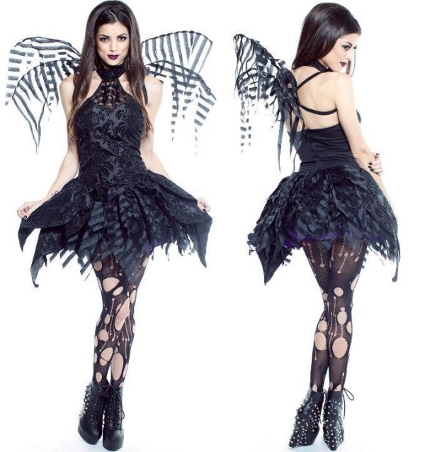 heks-kostume-ideer-halloween-kort-kjole-tights-flagermus-vinger