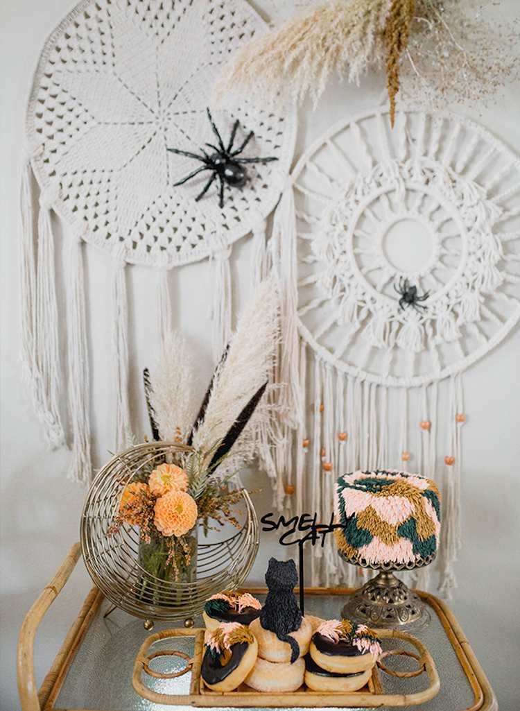 Boho Halloween dekoration - edderkoppespind lavet af macrame