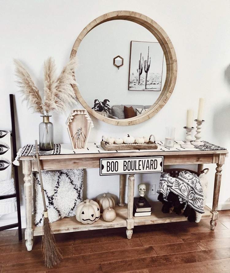 Dekoration til Halloween i boho -stil arrangeret på en kommode