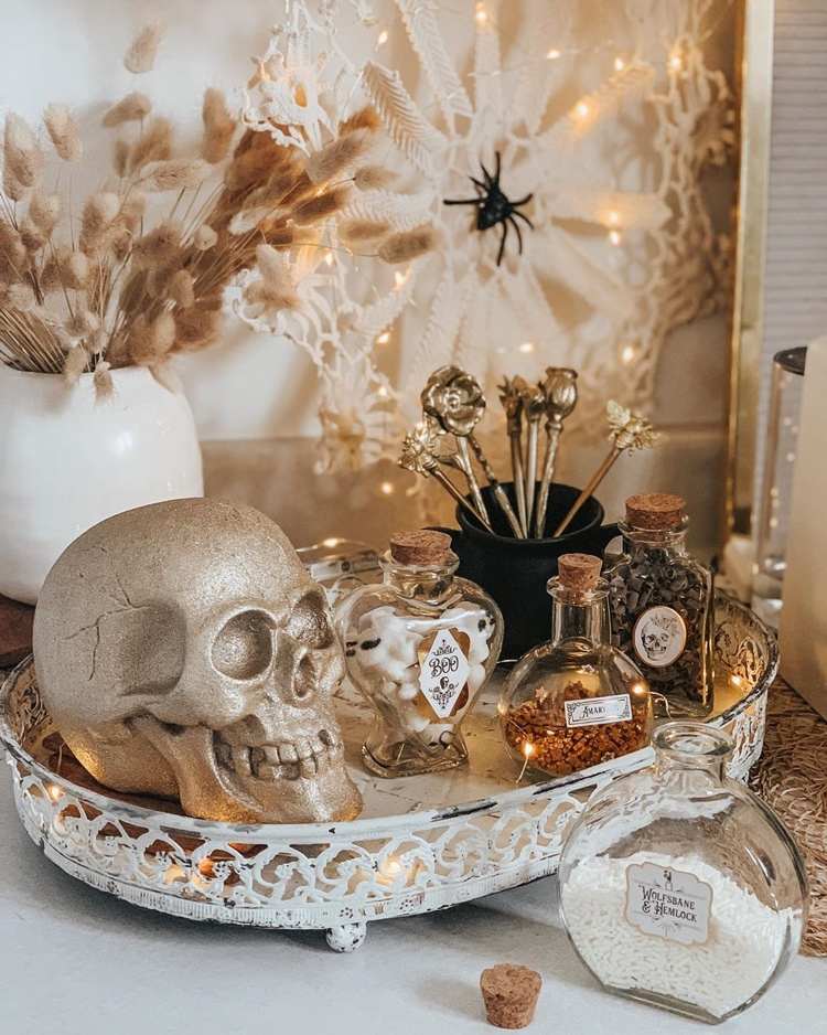 Boho Halloween dekoration - kaninhale græs i vase og strikkede doilies som edderkoppespind