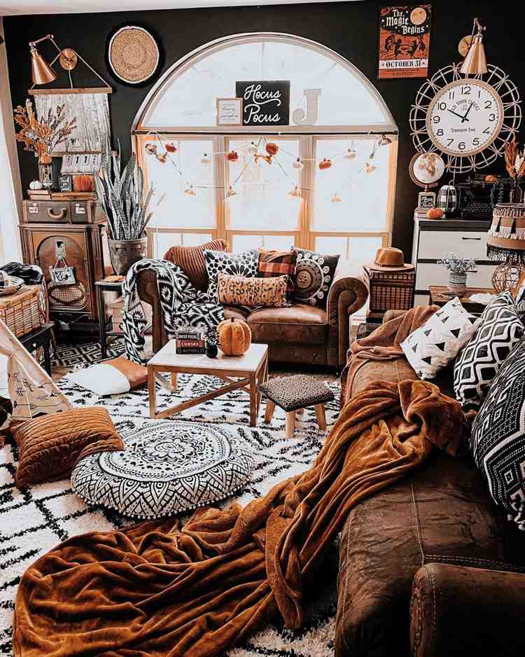 Stue indrettet i boho -stil - orange, sort og hvid som hovedfarver