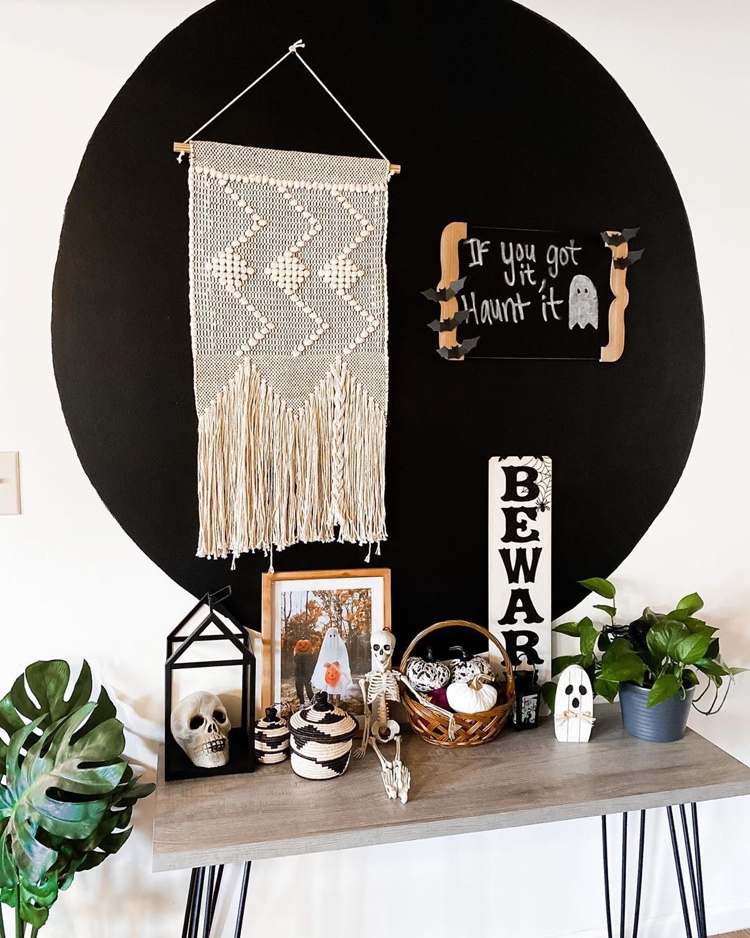 Macrame væghængning og sorte dekorationer til Boho Halloween