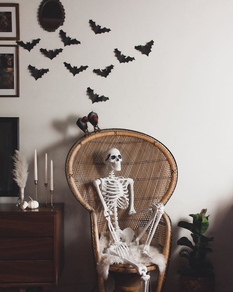 Skelet sidder i en påfuglestol - Boho Halloween