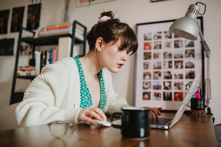 Undgå forkert holdning ved computeren Køb ergonomiske kontormøbler