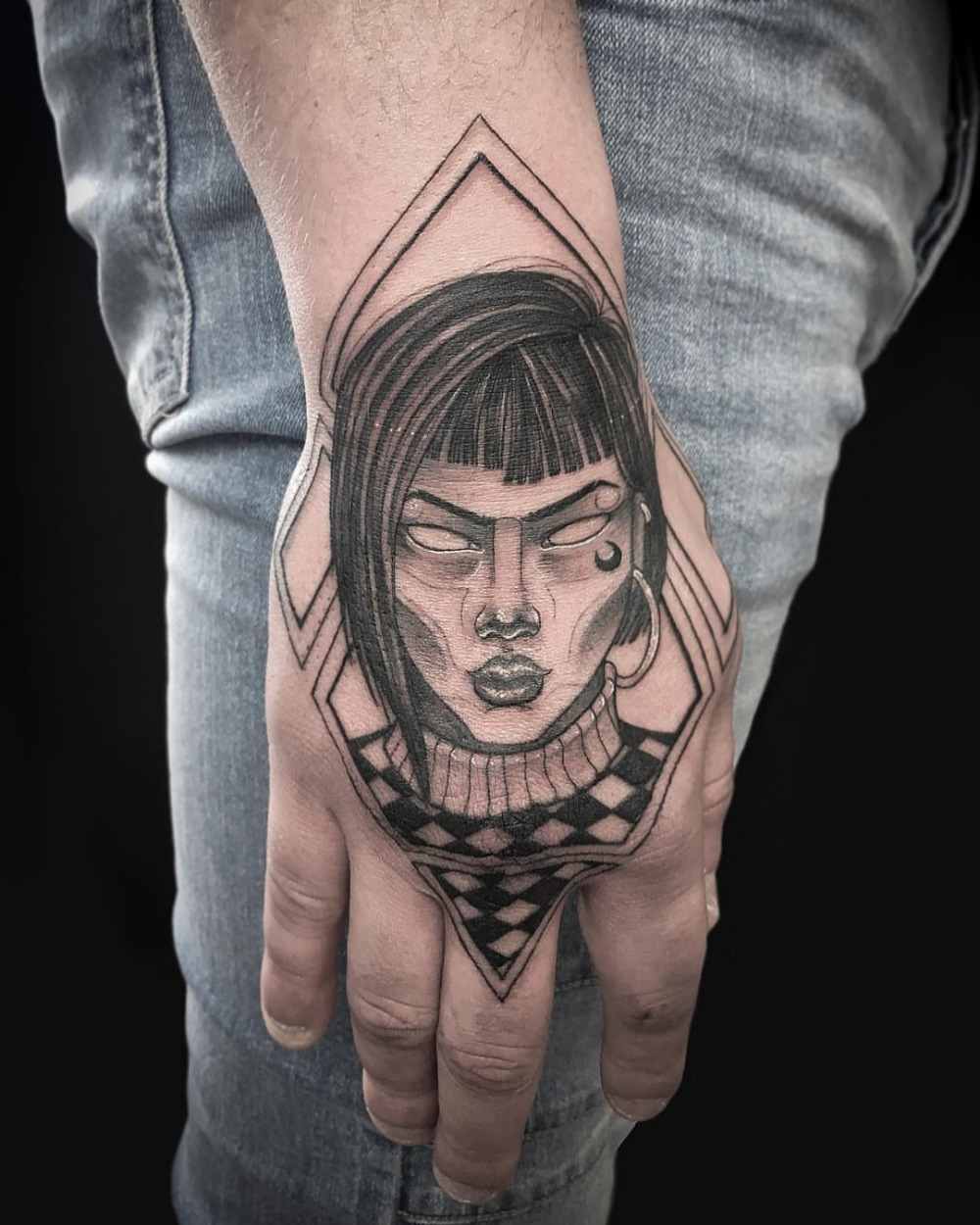 detaljeret illustration af kvinde på hånden tatovering mand med jeans
