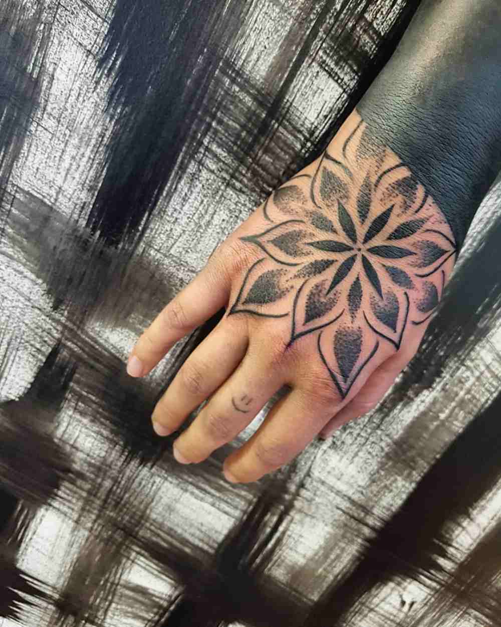 sort blæk til hånd tatovering mand blomst design