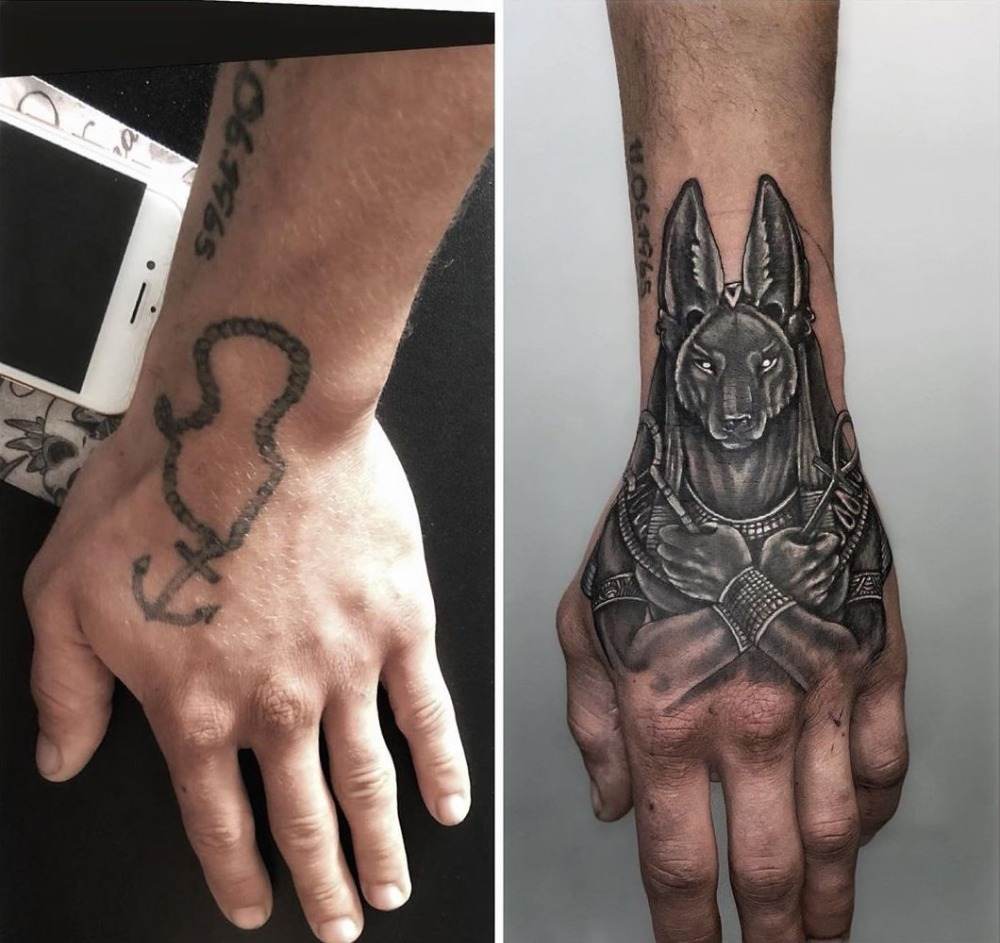 Egyptiske symboler hånd tatovering mand med anubis og anker