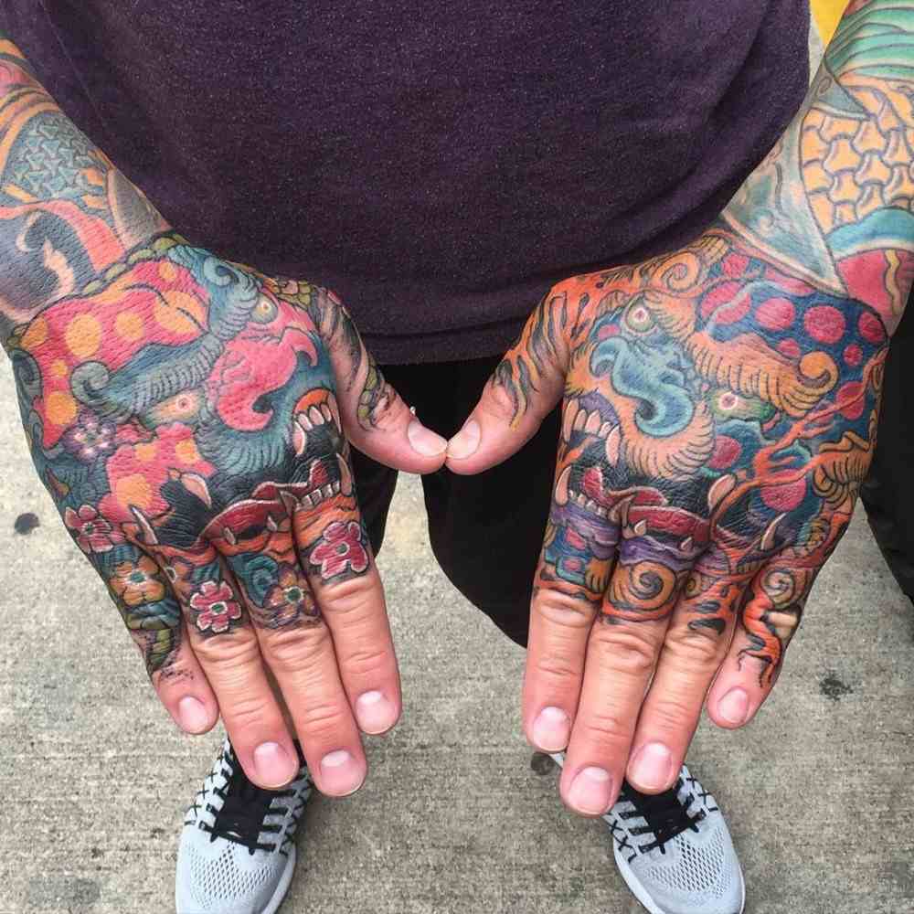 kinesisk tatovering design drage og blomstermønster farverigt tatoveret på begge hænder