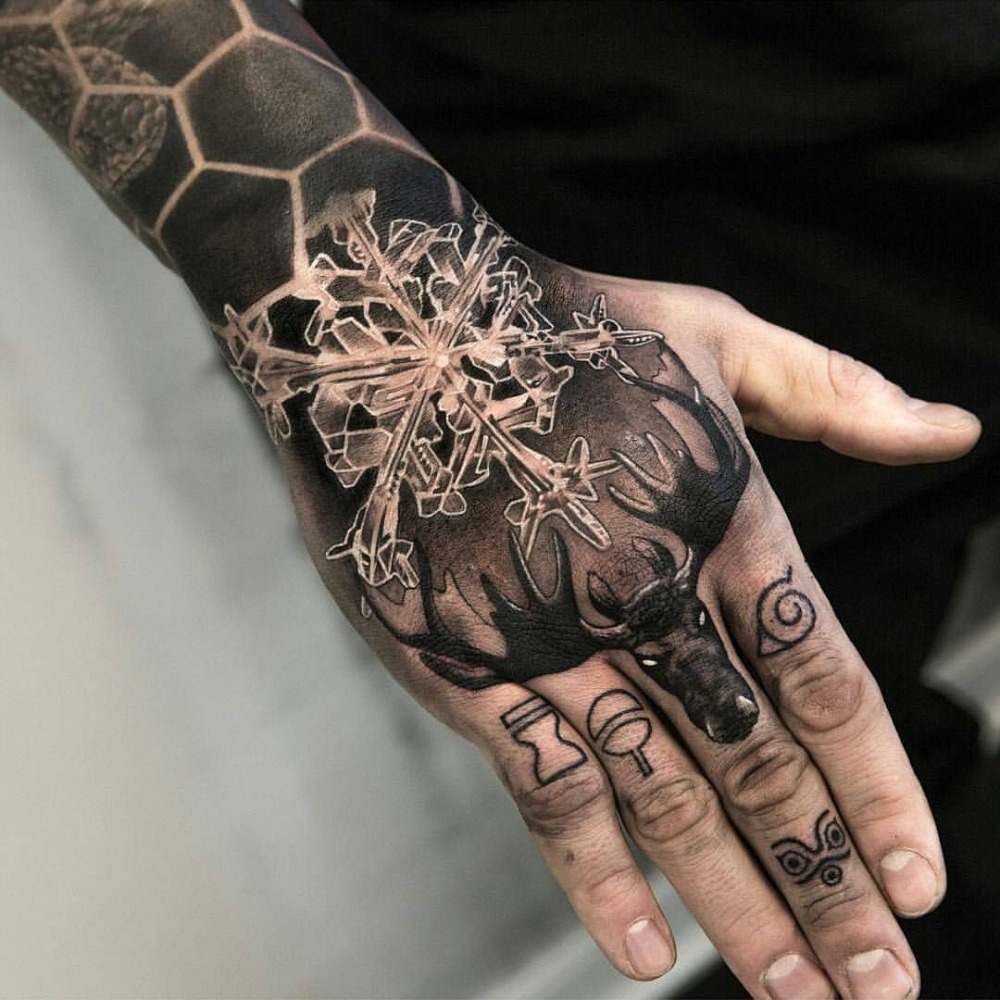 snefnug tatovering med elg og symboler hånd tatovering mand design