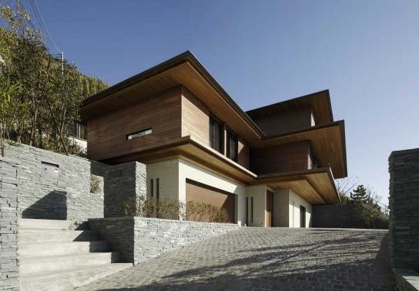 moderne hus på skråningen indgang træfacade natursten garage