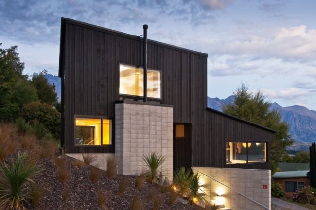 Hus med tagtag mørkt cedertræ facadebeklædning-søudsigt
