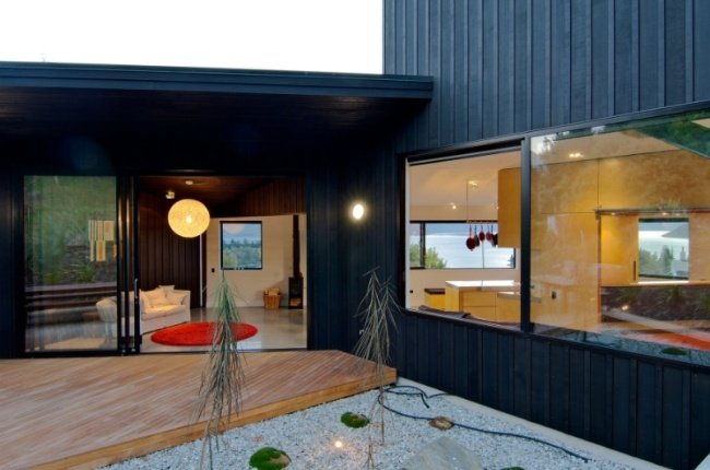 Hus med veranda belysning-trædæk skydedør-glas væg-sten have-plante