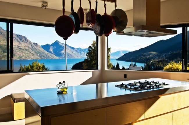 Køkken med panoramavindue ved søen køkken ø emhætte træpaneler