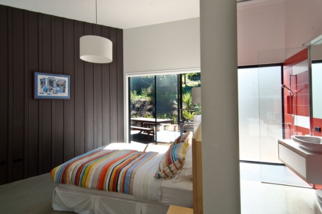 Indretning af soveværelsets vægdesign med cedertræsplanker beklædning-badeværelse rødt