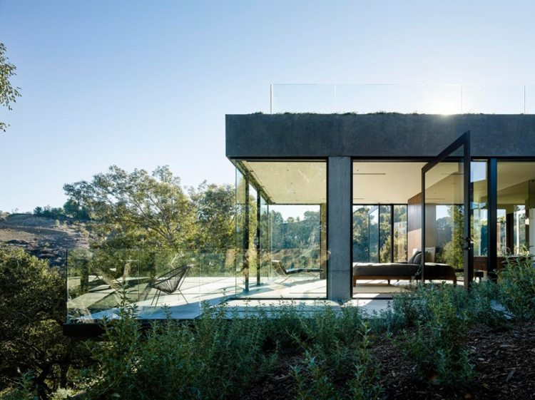 glas og beton hus terrasse soveværelse chaiselong rækværk