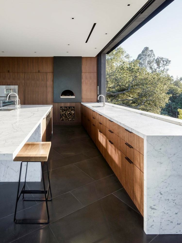 betonhus glasvindue køkkenskab skammel træ stenfliser
