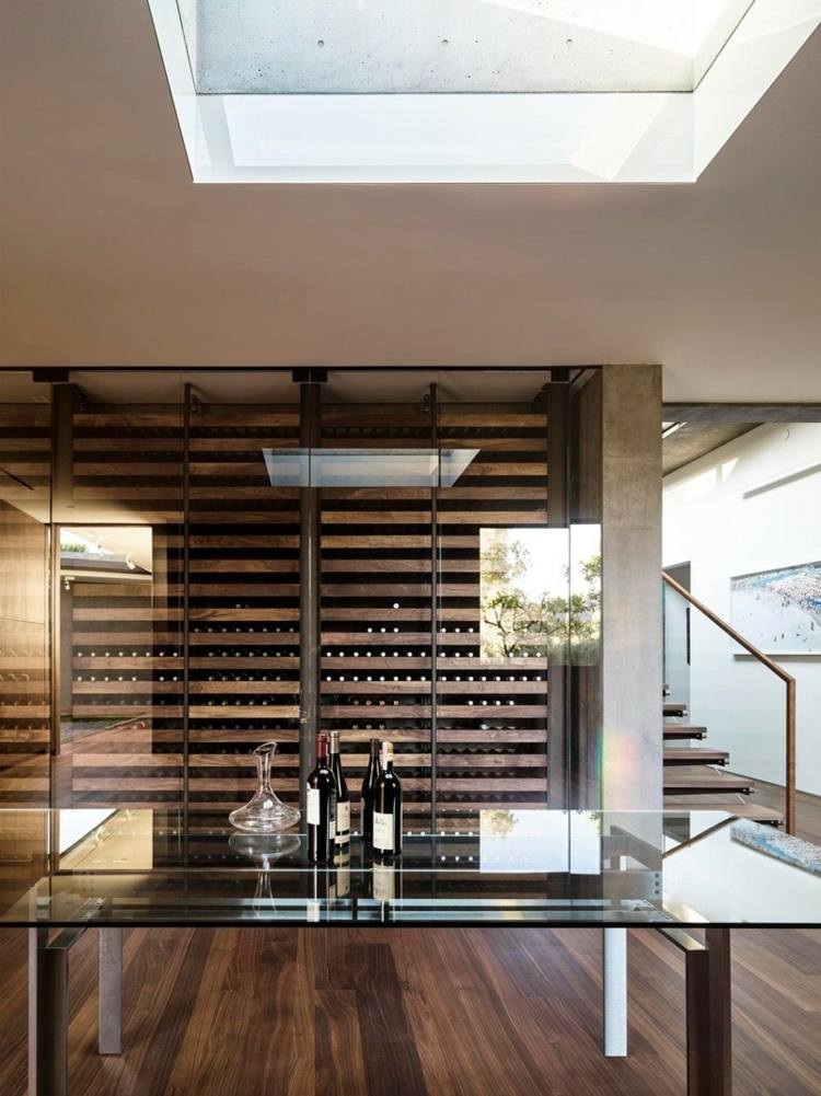 betonhus glasbord vinkælder vægbygning moderne trapper trægulv
