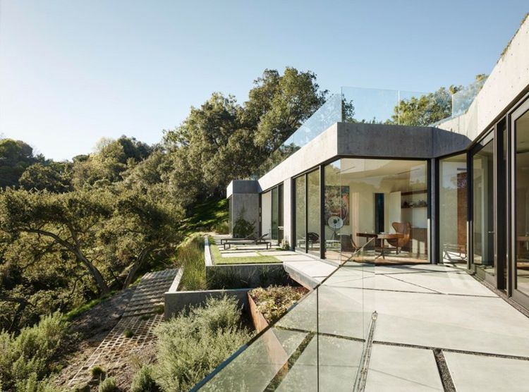 beton hus glas værelse fliser terrasse gelænder moderne stil