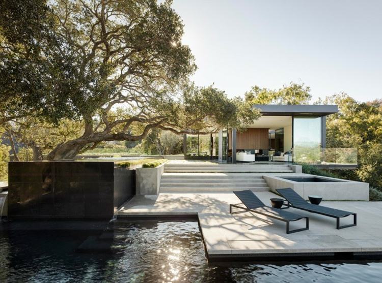 betonglas hus loungestole pool design moderne hvid terrasse