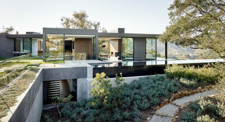 glas og beton hus moderne stil pool trapper have sti