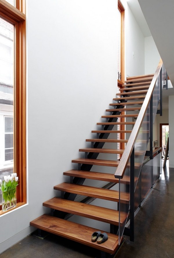 træhus med moderne design trappe træ