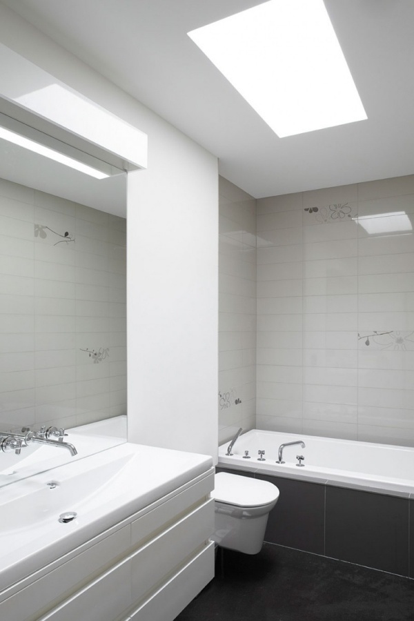 hus træ med moderne design badeværelse i hvidt