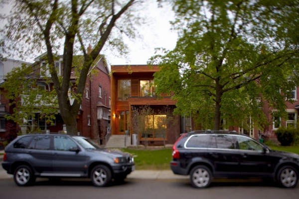 hus træ med moderne design facade street view