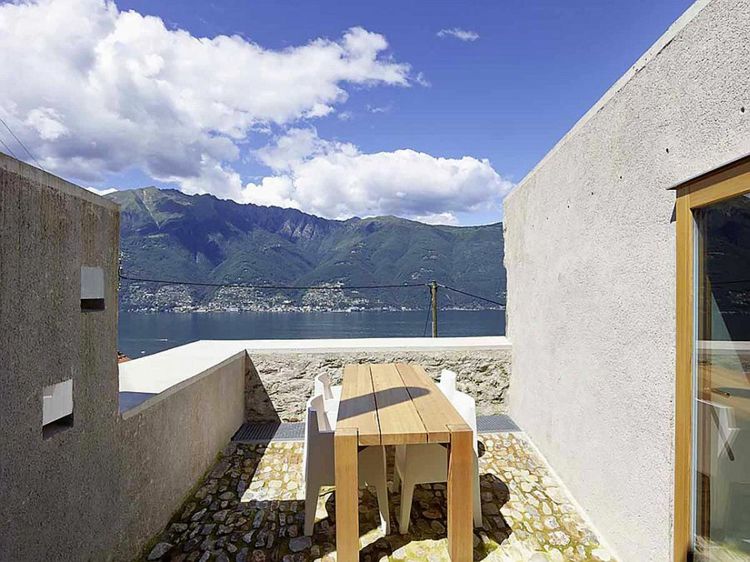 beton sten terrasse udsigt sø hus design spisebord