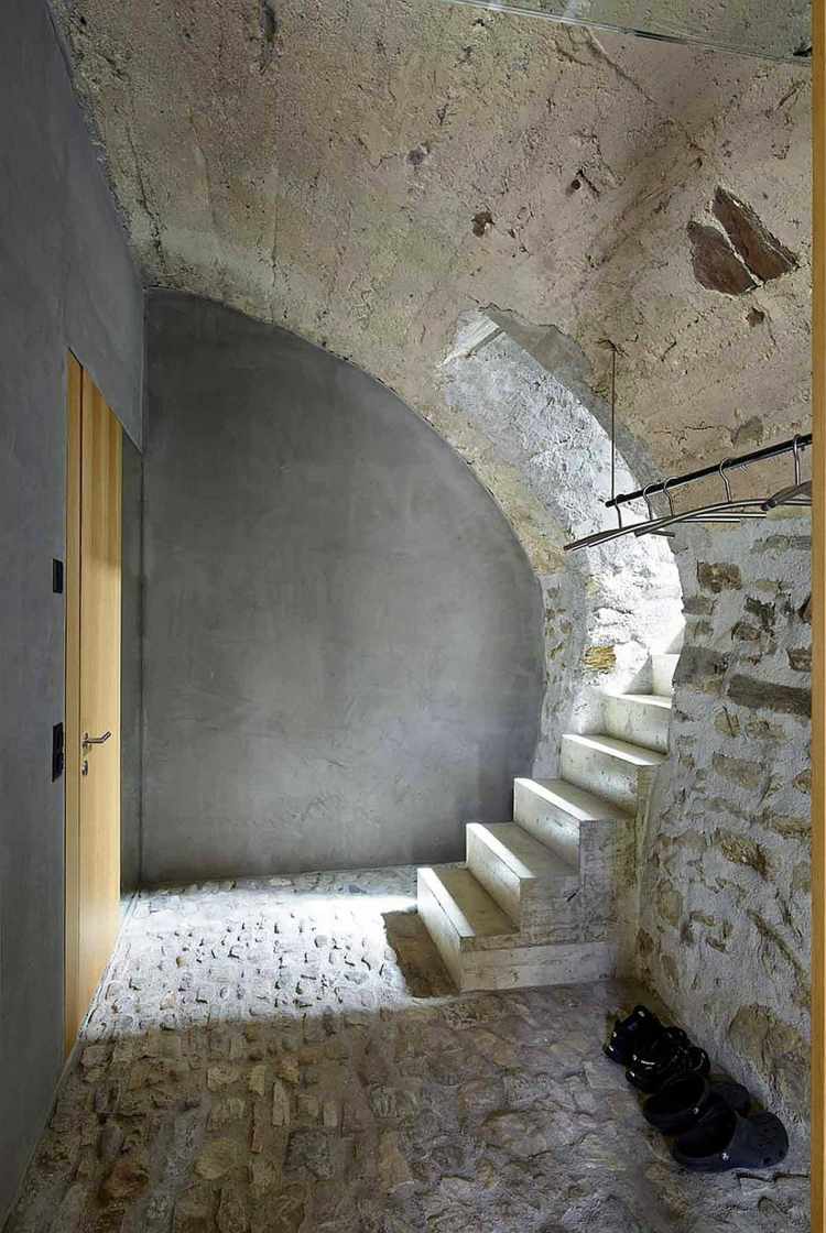 sten og beton hus indgangsdør trappe hvælvet