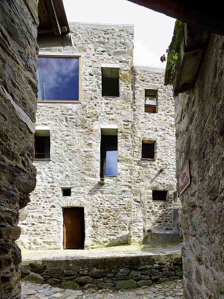 sten beton hus facade vindue stor landsby bygning