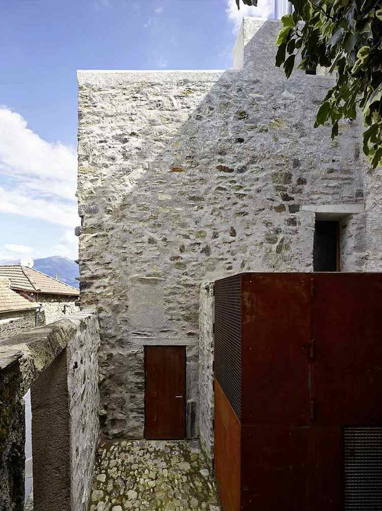 stenmur rustikt hus rustfrit stål dør moderne