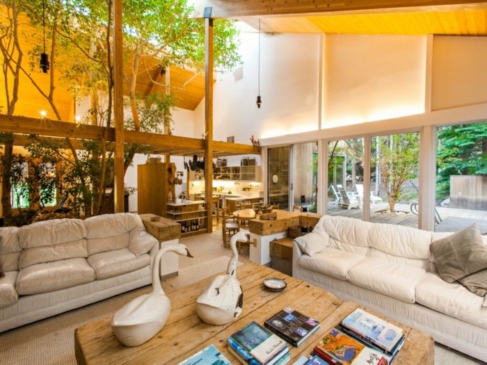 stue ferie design lys hvid sofa sofabord træ