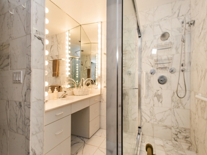 badeværelse hvid marmor luksus brusekabine konsol