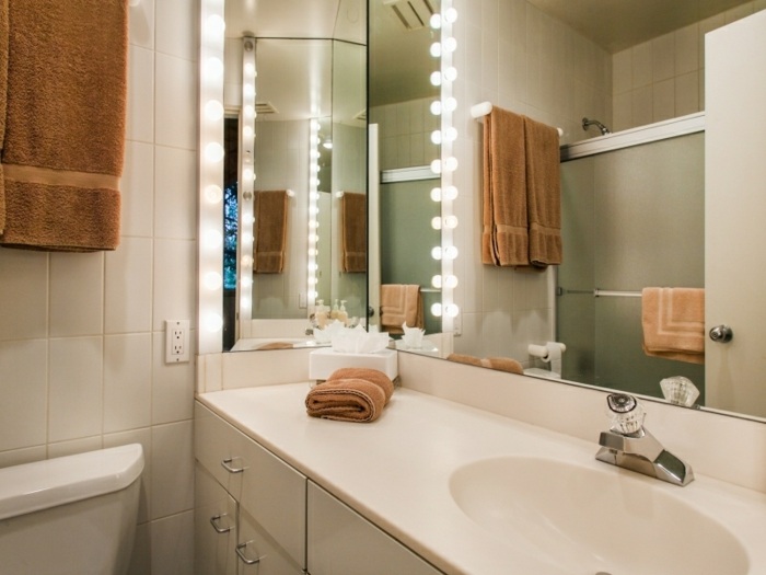 badeværelse design hvid flise håndvask konsol lamper spejl
