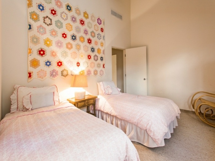 soveværelse senge pink vægmaleri romantisk gyngestol