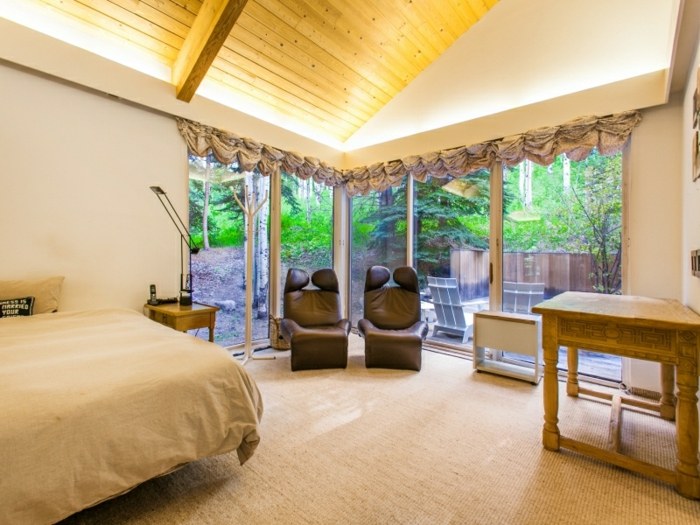 massage lænestol soveværelse brun læder seng træ loft vindue