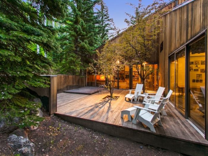 hus design i skoven terrasse træ liggestole