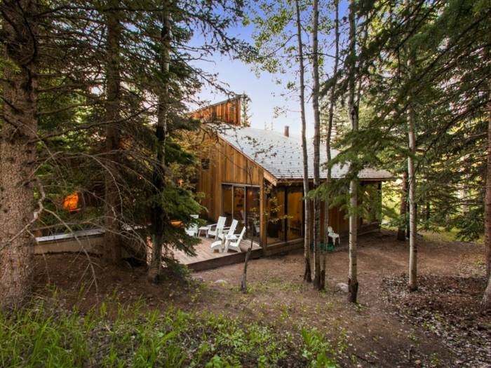 husdesign i skoven terrasse træhytte natur